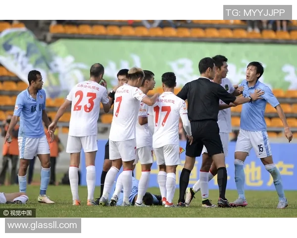 第十九轮贵州恒丰迎战山东鲁能全力争胜展现球队实力与斗志